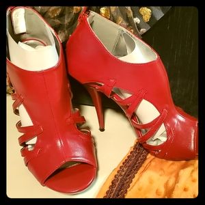 Red pumps